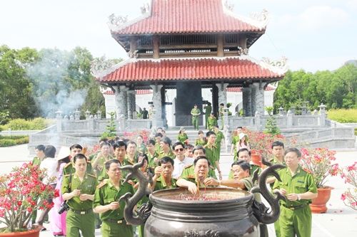 Các đại biểu thắp hương tại đền thờ các anh hùng liệt sĩ